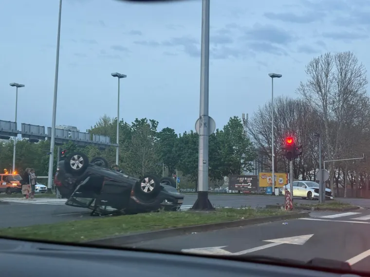 U sudaru u Novom Zagrebu auto zavr&scaron;io na krovu, dvoje ozlijeđenih: 'Stra&scaron;no za vidjeti!'
