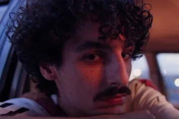 Doživjeli su svoj vrhunac 70-ih godina, a evo ih opet: Dlakavi trend vratio se u modu