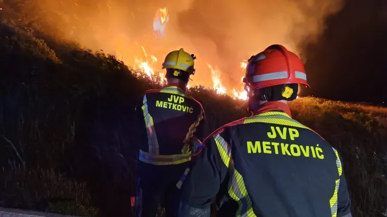 Burna noć iza vatrogasaca: Uga&scaron;en požar u dolini Neretve, &scaron;teta je velika