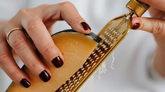 Cijeli život ribate sir na pogre&scaron;an način? Ovaj jednostavan trik brži je i uredniji