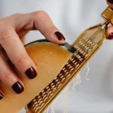 Cijeli život ribate sir na pogre&scaron;an način? Ovaj jednostavan trik brži je i uredniji