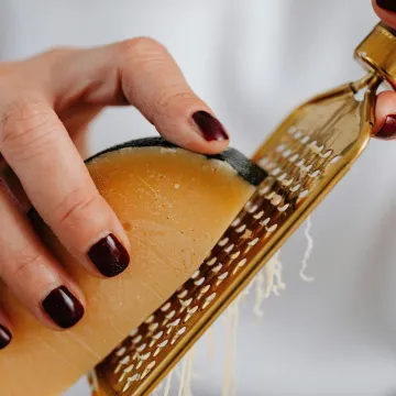 Cijeli život ribate sir na pogre&scaron;an način? Ovaj jednostavan trik brži je i uredniji