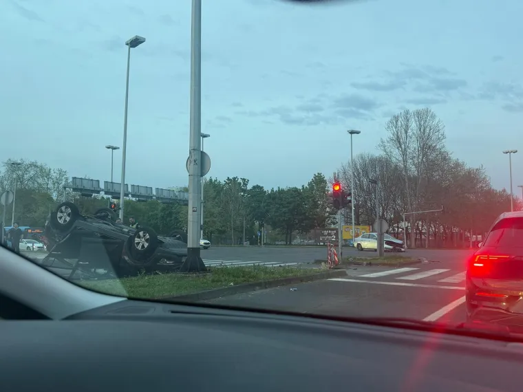 Auto zavr&scaron;io na krovu: Policija traži svjedoke nesreće u Utrinama, tko je skrivio sudar?