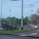 Auto zavr&scaron;io na krovu: Policija traži svjedoke nesreće u Utrinama, tko je skrivio sudar?
