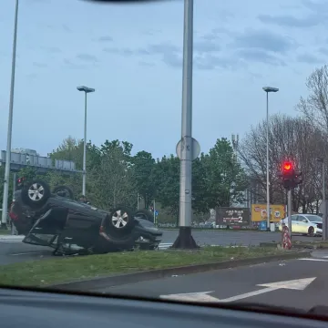 Auto zavr&scaron;io na krovu: Policija traži svjedoke nesreće u Utrinama, tko je skrivio sudar?