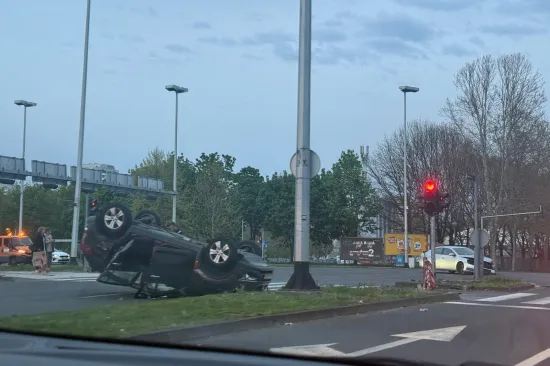 Auto zavr&scaron;io na krovu: Policija traži svjedoke nesreće u Utrinama, tko je skrivio sudar?