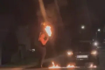 Prijeti joj do 19.900 eura kazne, pogledajte snimku: Nasred ceste uzela baklju i napravila kaos