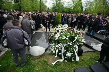 Brojni poznati se oprostili od Du&scaron;ka Vujo&scaron;evića uz stihove hrvatske dive