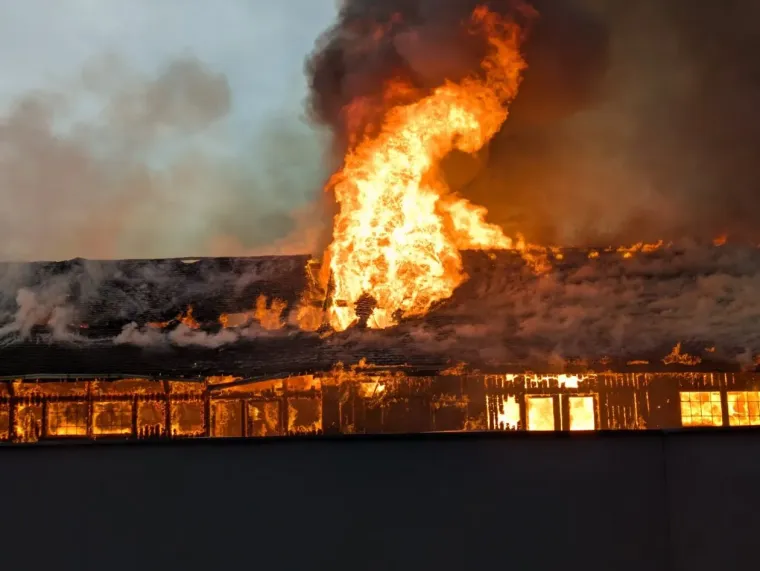 Doznajemo detalje buktinje u skladi&scaron;tima HŽ-a: 'Vatrogasci će dežurati cijelu noć'