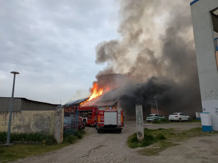 Doznajemo detalje buktinje u skladi&scaron;tima HŽ-a: 'Vatrogasci će dežurati cijelu noć'