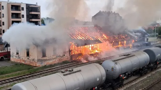 Stra&scaron;an požar u Osijeku: Vatra guta skladi&scaron;ta Hrvatskih željeznica