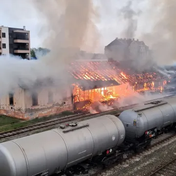Stra&scaron;an požar u Osijeku: Vatra guta skladi&scaron;ta Hrvatskih željeznica