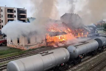 Stra&scaron;an požar u Osijeku: Vatra guta skladi&scaron;ta Hrvatskih željeznica