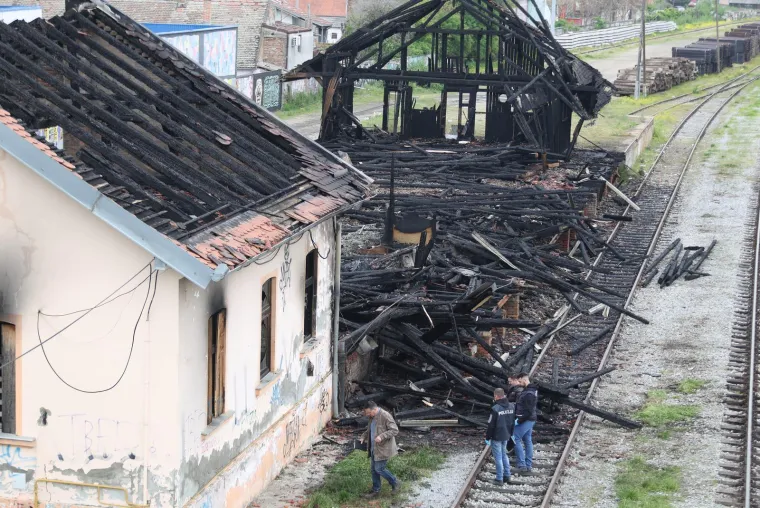Poznat uzrok požara koji je potpuno spalio skladi&scaron;te HŽ-a u Osijeku
