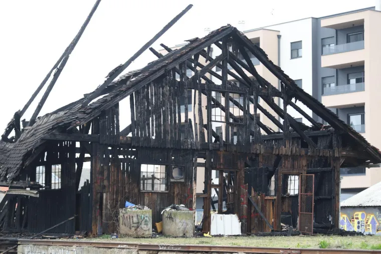 Poznat uzrok požara koji je potpuno spalio skladi&scaron;te HŽ-a u Osijeku