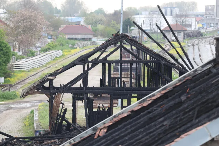 Poznat uzrok požara koji je potpuno spalio skladi&scaron;te HŽ-a u Osijeku