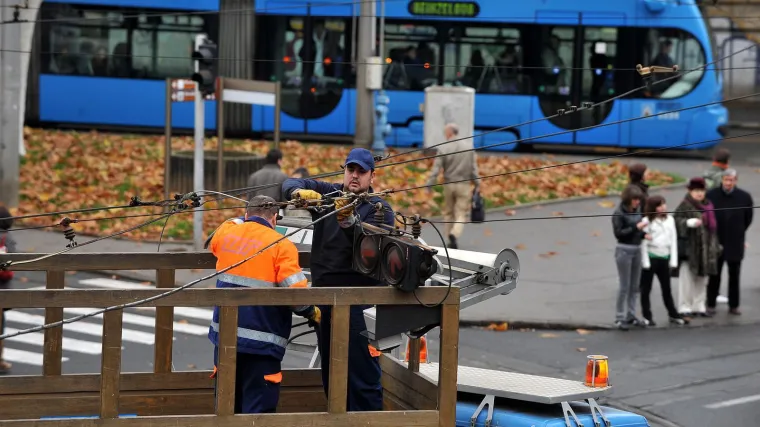 Prometni kolaps u Zagrebu: Kamion zapeo za tramvajske žice, sve stalo