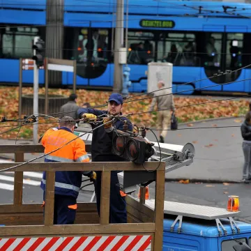Prometni kolaps u Zagrebu: Kamion zapeo za tramvajske žice, sve stalo