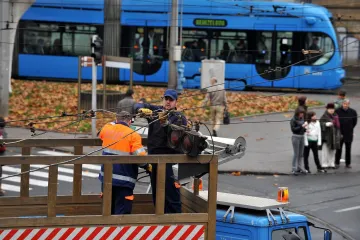 Prometni kolaps u Zagrebu: Kamion zapeo za tramvajske žice, sve stalo