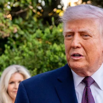 Ne staje! Trump ponovno objavio AI sliku: Pogledajte tko ga grli