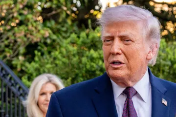 Ne staje! Trump ponovno objavio AI sliku: Pogledajte tko ga grli