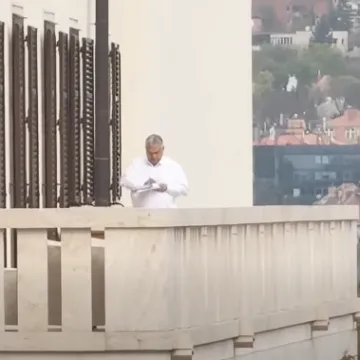 Magyar snimio Orbana na terasi pa ismijao njegov odlazak: '&Scaron;to mislite da čita?'