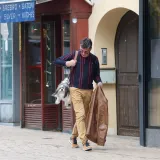 Prolaznici zastali i fotografirali 'modni dodatak': Pogledajte kako mu&scaron;karac nosi svog psa po Zagrebu