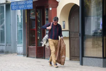 Prolaznici zastali i fotografirali 'modni dodatak': Pogledajte kako mu&scaron;karac nosi svog psa po Zagrebu
