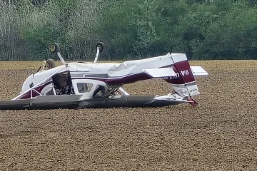 Prizori drame kod Vinkovaca: Avion okrenut naopačke, pilot zavr&scaron;io u bolnici