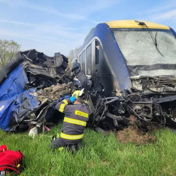 Stravični prizori zgnječenog kamiona i vlaka! U sudaru jedan poginuo, deseci ozlijeđenih