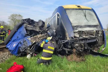 Stravični prizori zgnječenog kamiona i vlaka! U sudaru jedan poginuo, deseci ozlijeđenih