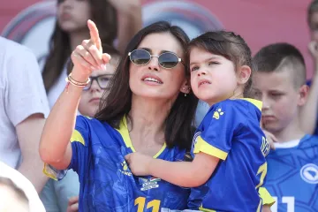 Kći Amre Džeko pokazala veliko srce: Mala Dalia donirala kosu i postala mali heroj