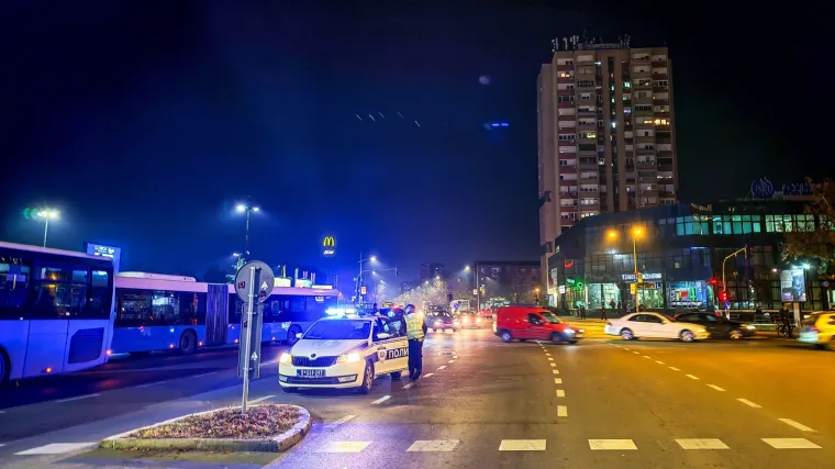 Pri&scaron;ao mladiću u autobusu i izbo ga nožem u trbuh: Bori se za život u bolnici