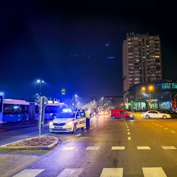 Pri&scaron;ao mladiću u autobusu i izbo ga nožem u trbuh: Bori se za život u bolnici