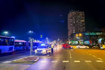 Pri&scaron;ao mladiću u autobusu i izbo ga nožem u trbuh: Bori se za život u bolnici