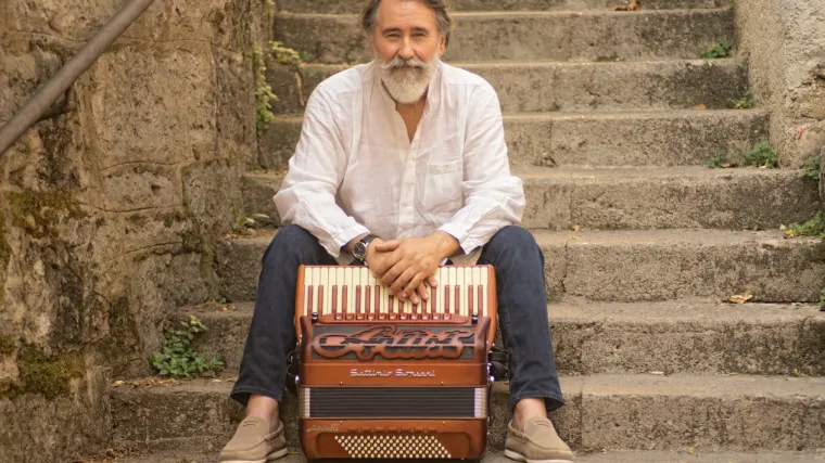 Harmonikom i gitarom kroz &scaron;ansonu, flamenko i ritmove Južne Amerike