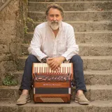 Harmonikom i gitarom kroz &scaron;ansonu, flamenko i ritmove Južne Amerike