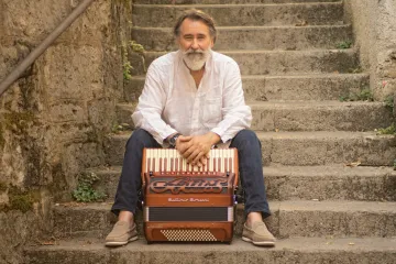 Harmonikom i gitarom kroz &scaron;ansonu, flamenko i ritmove Južne Amerike