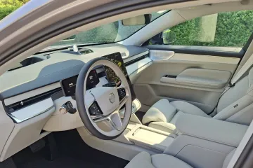 &Scaron;vedska perjanica stigla u Hrvatsku: Moćna limuzina ima pet metara i 680 KS, a znamo i cijene!