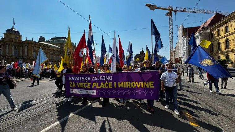 Veliki prosvjed u Zagrebu: Povorka građana krenula prema trgu, sindikati pobrojali zahtjeve