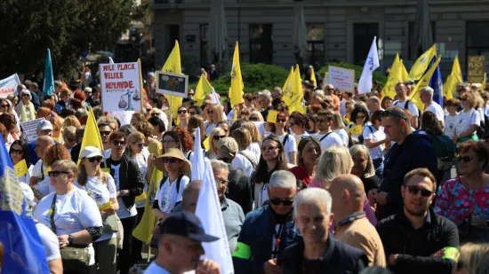 Tisuće Hrvata na prosvjedu, pogledajte njihove transparente: 'Moja mirovina je crkavica'