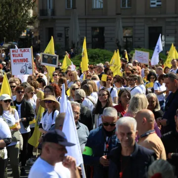 Tisuće Hrvata na prosvjedu, pogledajte njihove transparente: 'Moja mirovina je crkavica'