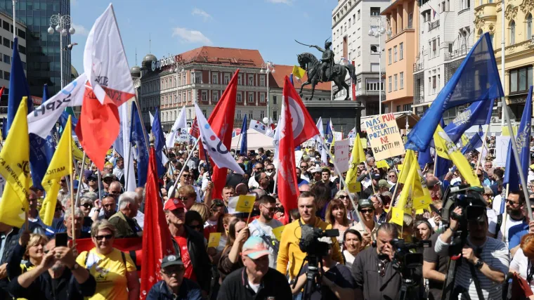 Građani na trgu pjevali himnu i skandirali; 'Lopovi, lopovi!' Ministarstvo: 'Plaće su rasle vi&scaron;e od 100%'