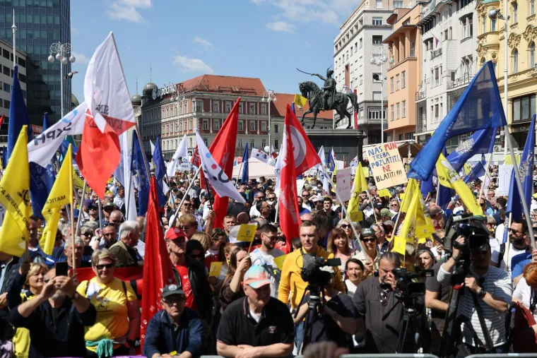 Građani na trgu pjevali himnu i skandirali; 'Lopovi, lopovi!' Ministarstvo: 'Plaće su rasle vi&scaron;e od 100%'