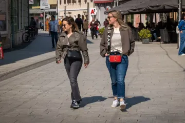 Tako to djevojke rade u Međimurju: Ljepotice iskoristile sunčano vrijeme i odu&scaron;evile prolaznike