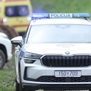 Tragedija kod Karlovca: Vozač umro u vožnji, zabio se u auto ispred sebe