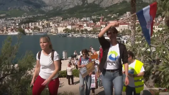 Drama u Makarskoj! Građani brane &scaron;umu od 'uređenja' staze, ali bageri su već stigli