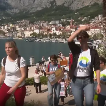 Drama u Makarskoj! Građani brane &scaron;umu od 'uređenja' staze, ali bageri su već stigli