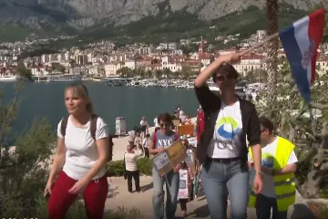 Drama u Makarskoj! Građani brane &scaron;umu od 'uređenja' staze, ali bageri su već stigli