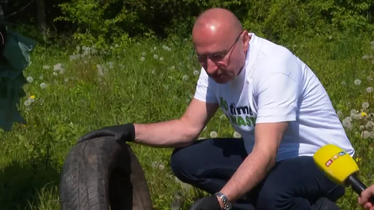 Radman u akciji či&scaron;ćenja ostao &scaron;okiran gumom u prirodi: 'Netko nije dozvolio klicanje nove trave'